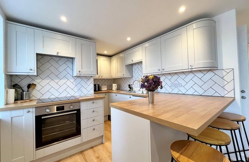 Chysauster Apartment | Breathtaking Views on Historical Street- Central