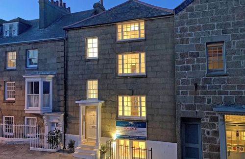 Chysauster Apartment | Breathtaking Views on Historical Street- Central