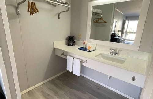 Topsail Beach Hotel | Breezeway Motel and Resturant