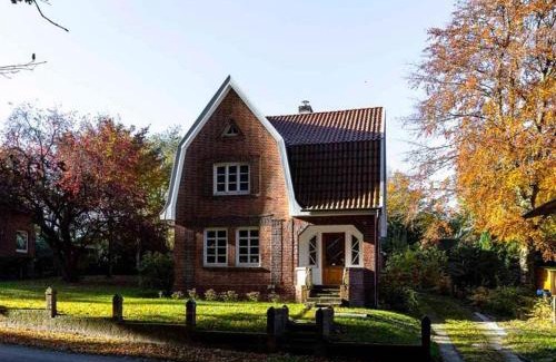 Hoden House | Brick House In Secluded Setting