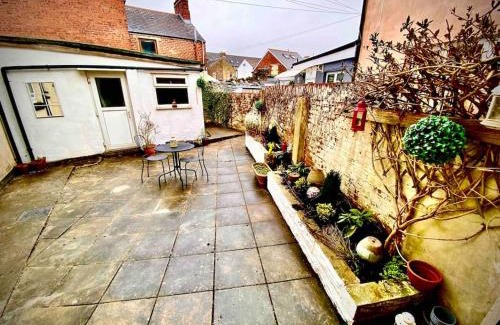 Grangetown Apartment | Brickworks - 2 bedrooms, 15 mins walk to the centre, with garden