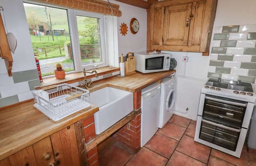 Fence Cottage | BRIDGE END, with open fire in Downham