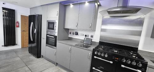 MacMerry House | Bridge St 6 Bedroom House - Tranent
