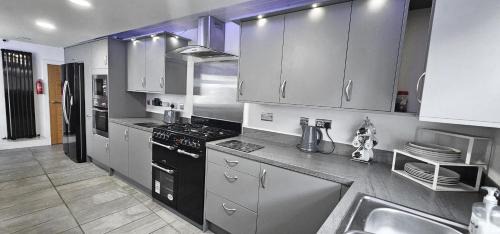 MacMerry House | Bridge St 6 Bedroom House - Tranent