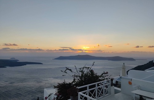 Firostefani Apartment | BRIGA VILLAS Studio 1 - private terrace. Astonishing view of Caldera/volcano