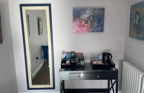 Brighouse Apartment | Brighouse Studio - Pet Friendly! - Free Parking