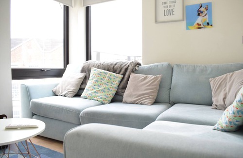 St. George's Apartment | Bright 1 Bed Flat in North London With Balcony