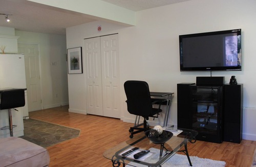 Sooke Apartment | Bright 1 bedroom suite/Self check in/Full kitchen/Wifi/Netflix/Optic TV