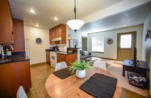 Grandview House | Bright 1 BR with Full Kitchen and Huge Yard