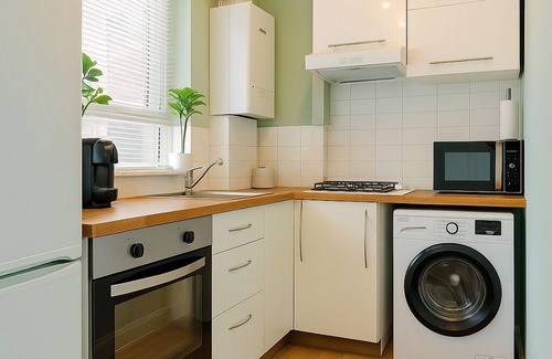 Fairfield Apartment | Bright 2-Bed Apartment| 1 min to East Croydon| Fast Links to London & Gatwick