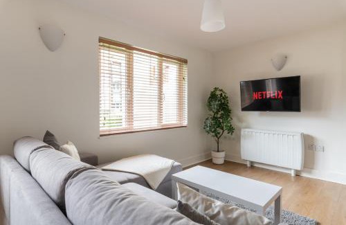 Crawley Apartment | Bright 2BR Apartment - 2 Free Parking Spaces - Near LGW Airport