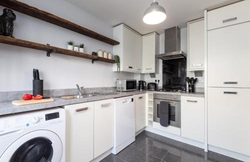 Ashford House | Bright 3 Bed House For 5- City Central - Free Parking