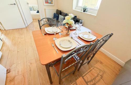 Whitechapel Apartment | Bright 3-Bedroom Aldgate Flat with Free WIFI near Tower Hill, Brick Lane & Spitalfields