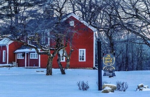 North Bennington Cottage | Bright 3-Bedroom Historical Cottage w/pool table