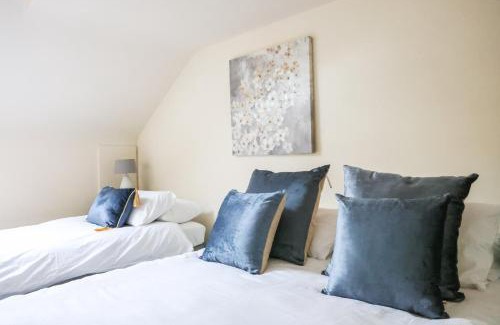 Sligo Villa | Bright 3bed sleeps 9 with secret garden 5min walk to town