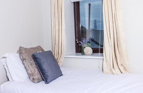 Sligo Villa | Bright 3bed sleeps 9 with secret garden 5min walk to town