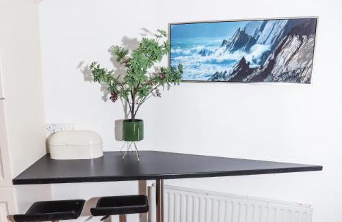 Sligo Villa | Bright 3bed sleeps 9 with secret garden 5min walk to town