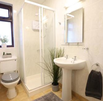 Sligo Villa | Bright 3bed sleeps 9 with secret garden 5min walk to town