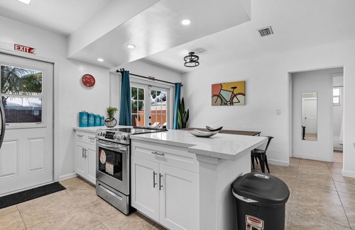 West Hollywood House | Bright 3BR Home Private Pool, 18 mins to Ocean