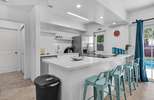 West Hollywood House | Bright 3BR Home Private Pool, 18 mins to Ocean