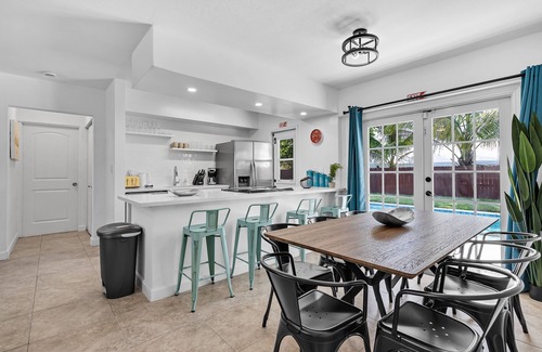 West Hollywood House | Bright 3BR Home Private Pool, 18 mins to Ocean