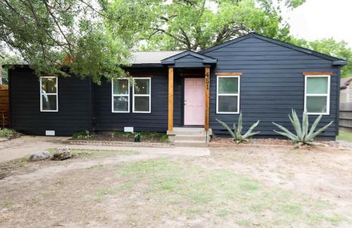 Irving House | Bright 3BR with Fire Pit and Near Convention Center