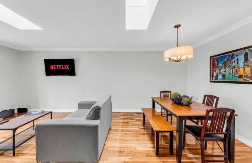 Thorold House | Bright 6BR Near Niagara Falls with BBQ Yard