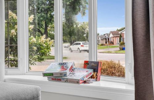 Thorold House | Bright 6BR Near Niagara Falls with BBQ Yard