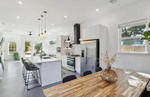 Montopolis House | Bright & Airy 3BR - Perfect Location and Balcony