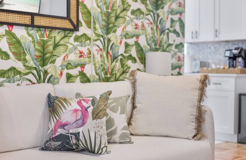 Flamingo Parks Apartment | Bright & Airy Apartment on Flamingo Dr