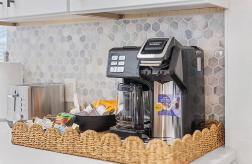 Flamingo Parks Apartment | Bright & Airy Apartment on Flamingo Dr