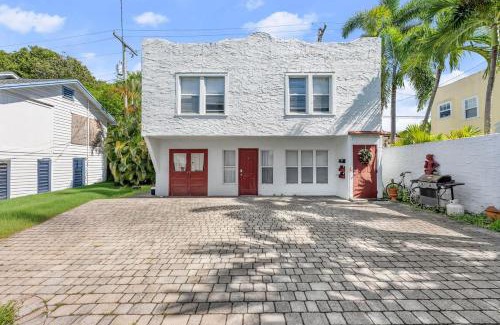 Flamingo Parks Apartment | Bright and Airy Apartment on Flamingo Dr