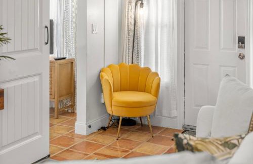 Flamingo Parks Apartment | Bright and Airy Apartment on Flamingo Dr