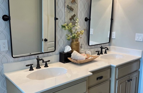 Jasper Bed & Breakfast | Bright and colorful yet serene, the Amberwing Suite is named after The Eastern Amberwing dragonfly. Known for its distinctive amber colored wings, it is frequently spotted dancing along the shores of the property's 5-acre lake.