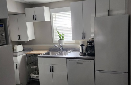Burnaby Apartment | Bright and cozy fully furnished studio.