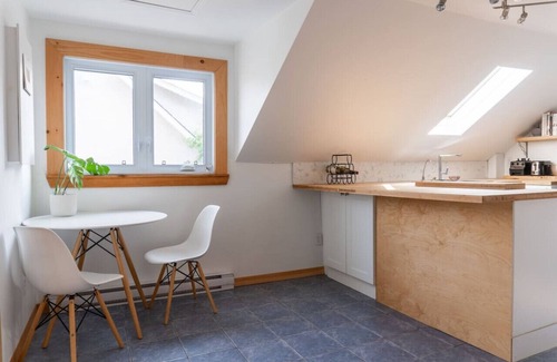 Gatineau House | Bright and Lofty 2BR in Gatineau