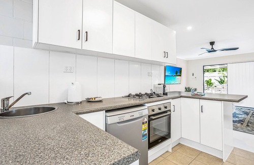 Holloways Beach House | Bright and Spacious Triplex Near Holloways Beach