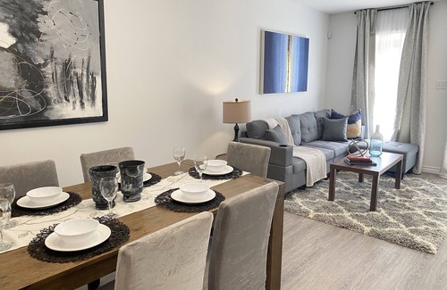 Kitchener House | Bright and Spacious Townhome In Family Neighbourhood