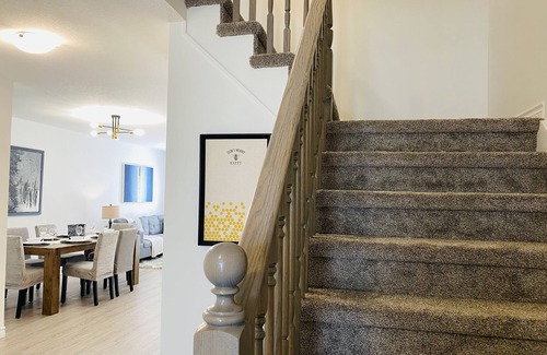 Kitchener House | Bright and Spacious Townhome In Family Neighbourhood