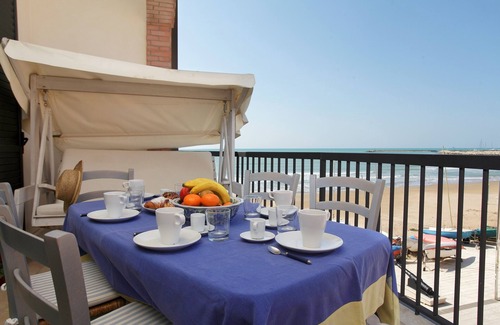 Marina di Ragusa Apartment | Bright apartment overlooking the beach and direct access to the sea