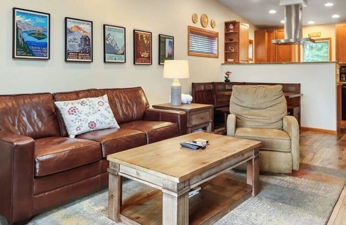 Baldy Mountain Condo | Bright Baldy 2BD - Near Trailheads!