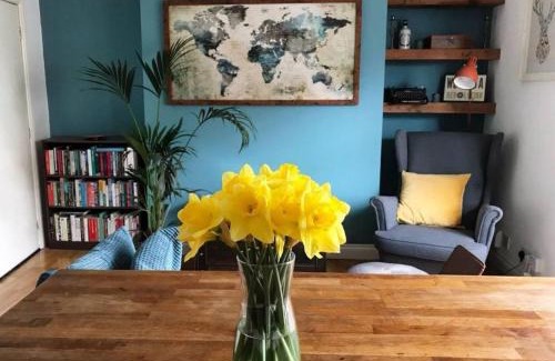 Saint Paul's Apartment | Bright, book-filled flat in artsy Stokes Croft
