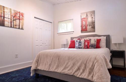 Buford Highway House | Bright & Comfy 5 star Location Large Deck Oasis
