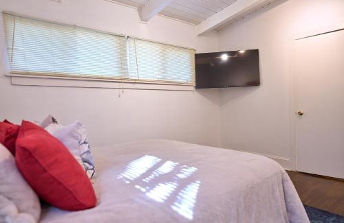 Buford Highway House | Bright & Comfy 5 star Location Large Deck Oasis