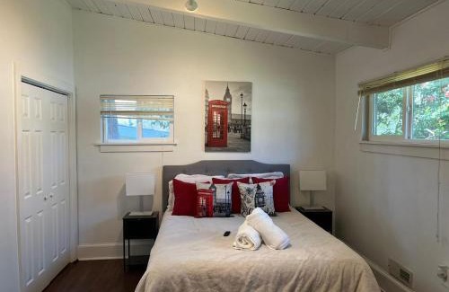 Buford Highway House | Bright & Comfy 5 star Location Large Deck Oasis