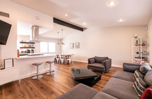 Canyon Gate House | Bright! Contemporary Modern 4BR, Lg Backyard w/Pool & Mini Putting Green!