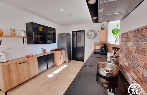 Mee Cottage | Bright cottage for 6, ping-pong, hiking, near Craon
