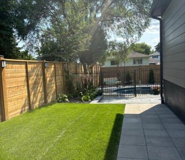 Applewood House | Bright & Cozy 4BR Home for Your Family Stay With Optional Pool Access