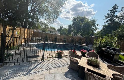 Applewood House | Bright & Cozy 4BR Home for Your Family Stay With Optional Pool Access