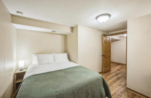 Littleton House | Bright & Cozy House Centennial Littleton 4 Bed 3 Bath